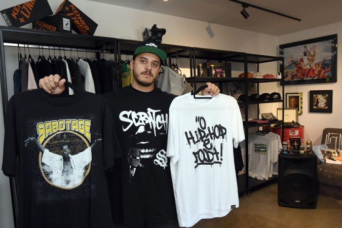 Espa&ccedil;o re&uacute;ne m&uacute;sica, moda e leituras em um bar e tabacaria