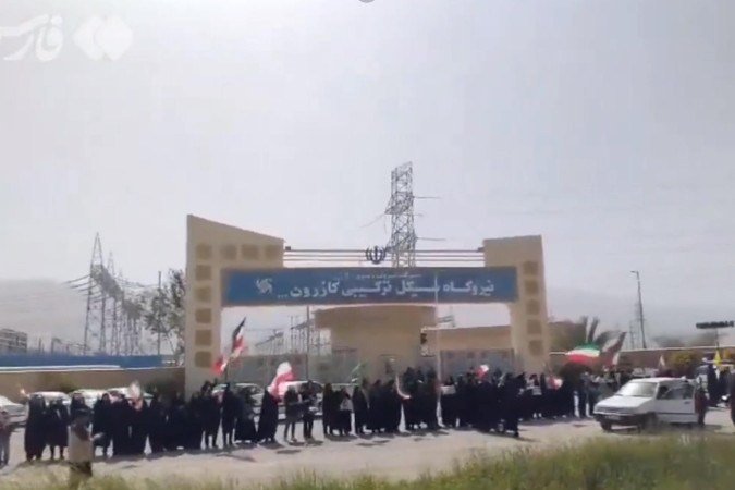 Corrente humana diante da central elétrica de Kazerun (sudoeste)