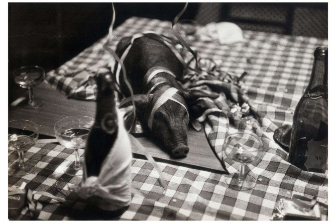 O premiado fotógrafo sueco Ake Borglund estava lá e fez uma foto do leitão da ceia - (crédito: Acervo/Ake Borglund ) O premiado fotógrafo sueco Ake Borglund estava lá e fez uma foto do leitão da ceia - (crédito: Acervo/Ake Borglund )