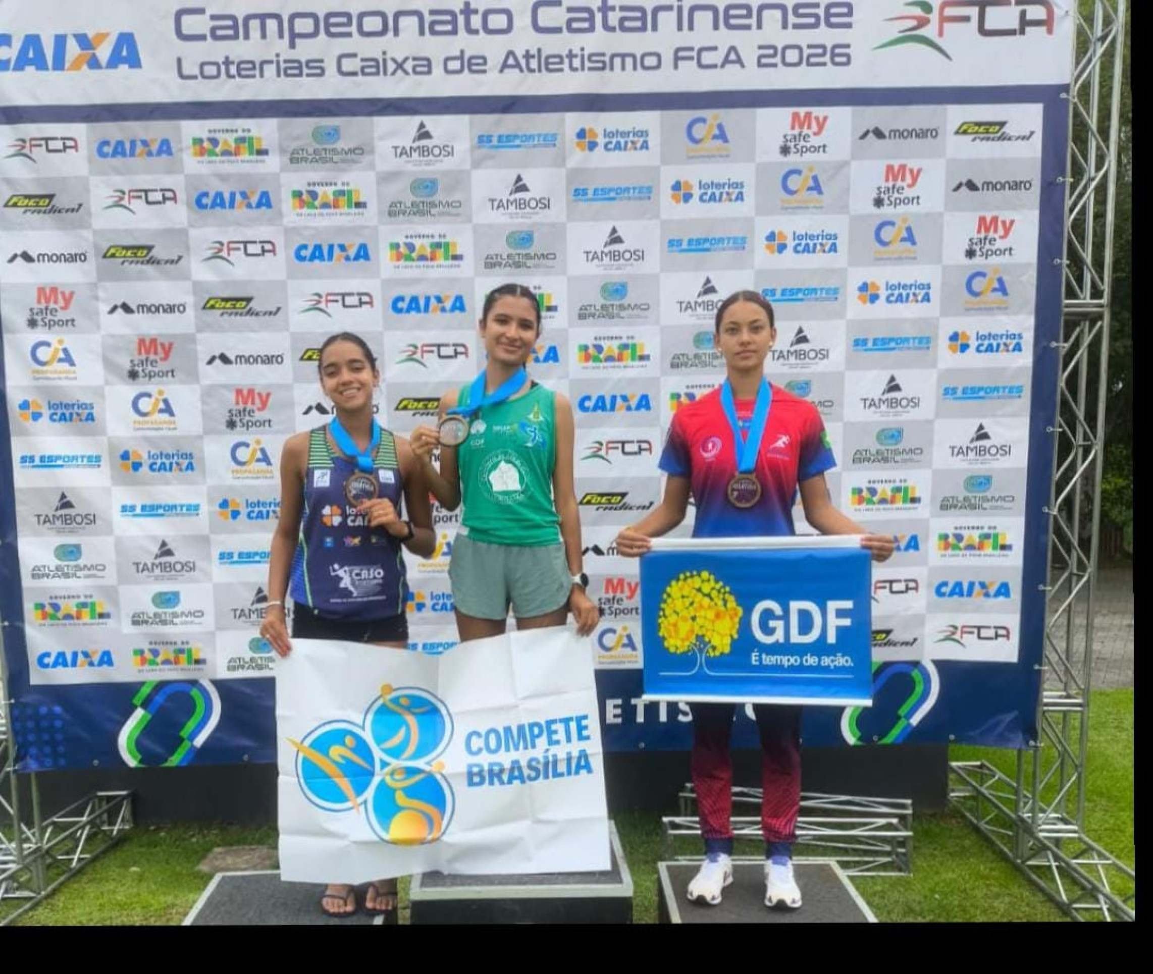 Mariana Dias Santos (E) divide o p&oacute;dio com a conterr&acirc;nea Gabriela Barros (C), em Santa Catarina