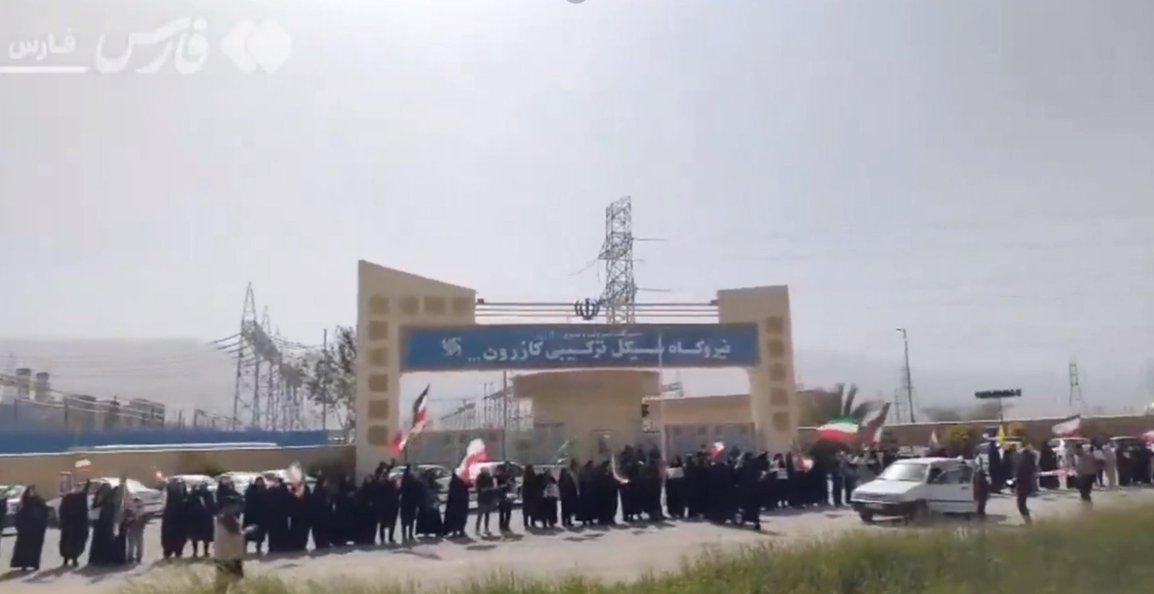 Iranianos formam corrente humana diante da central el&eacute;trica de Kazerun, no sudoeste do pa&iacute;s...