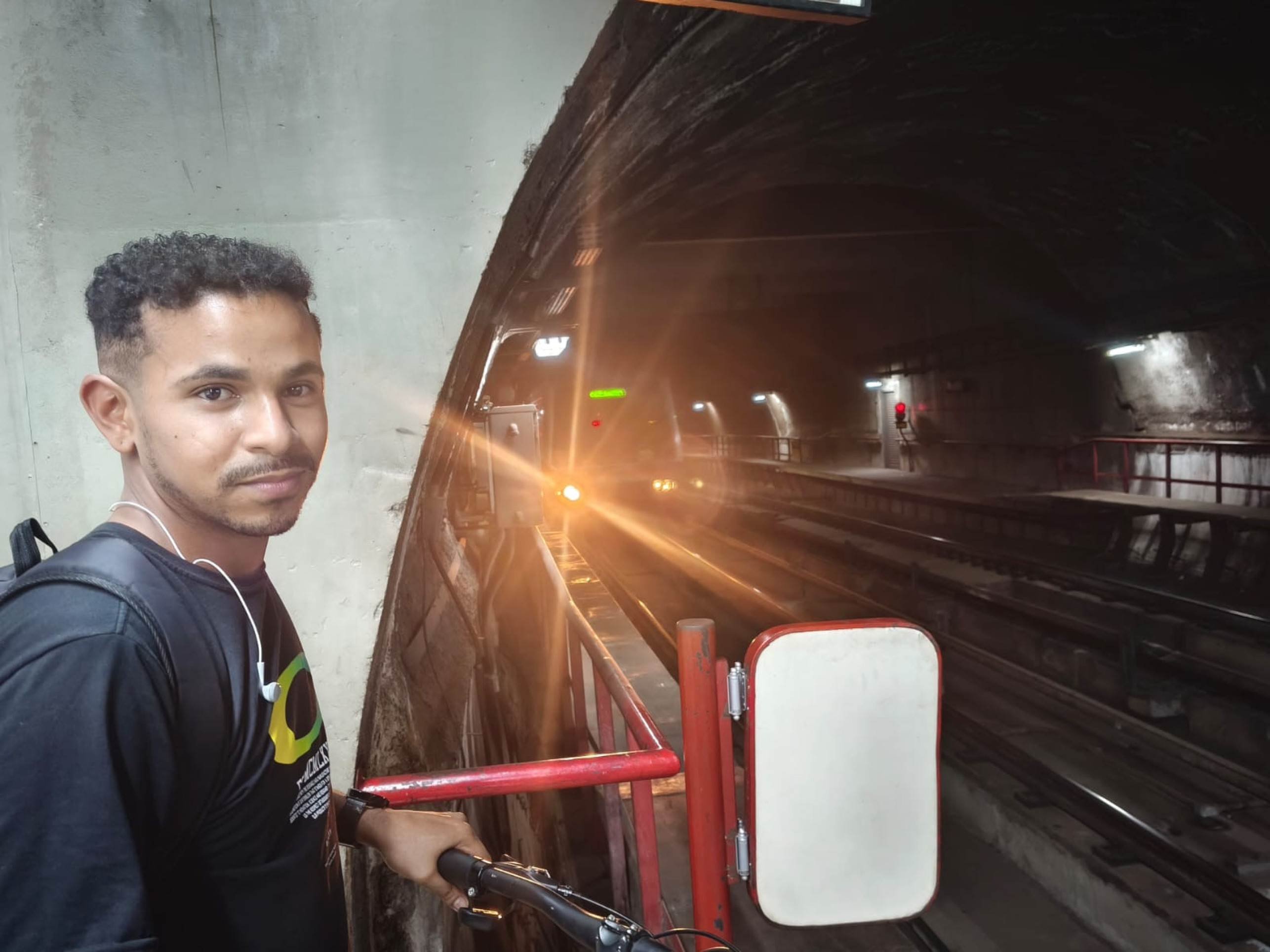 Kayn&atilde; Soares reclama da falta de banheiros em  esta&ccedil;&otilde;es