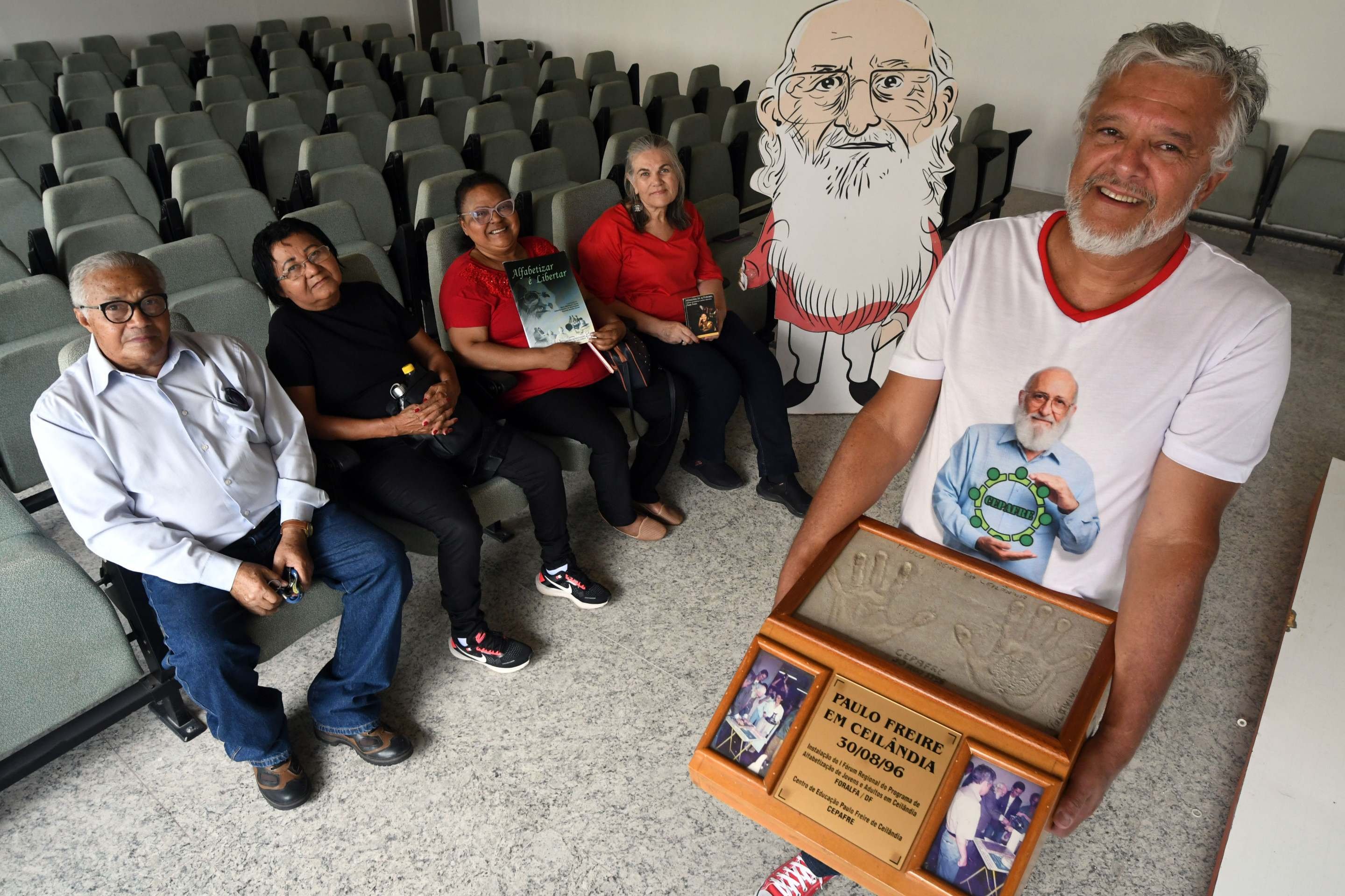Equipe do Cepafre: o presidente, Pedro Lacerda, &agrave; frente, Goete de Borgonha, Maria do Socorro de Jesus Lima, Maria Madalena Torres e Jacira Chaves Ribeiro ao fundo