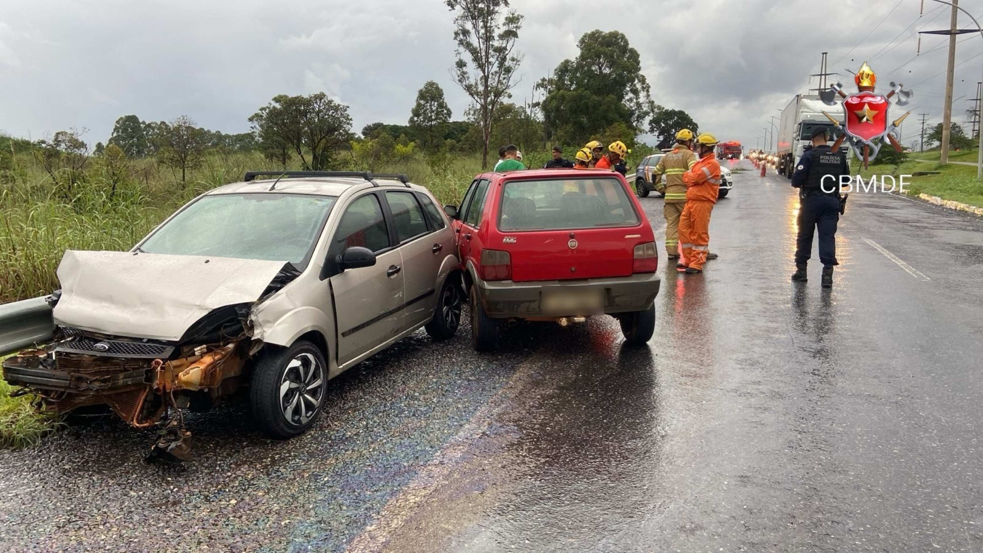 Colisão entre carros deixa dois feridos e derrama óleo na DF 483