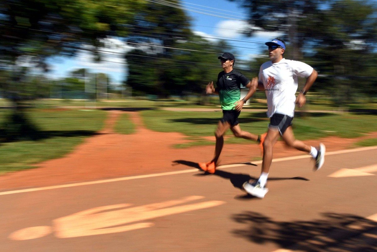 Epit&aacute;cio Farias  Brito Junior (camisa branca) corre h&aacute; 16 anos e criou projetos para ajudar outras pessoas a correrem. S&eacute;rgio Luiz Pereda (camisa verde).