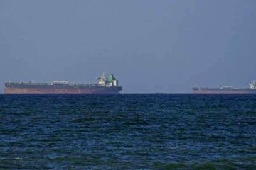 O cessar-fogo temporário de duas semanas permitiu que navios atravessassem o Estreito de Ormuz, acalmando o mercado internacional -  (crédito:  SHADI J. H. ALASSAR/AFP)