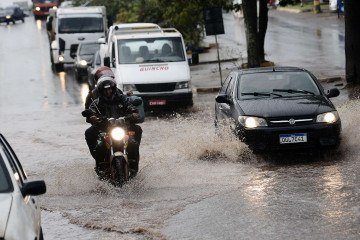 Com o volume de precipitações ontem, trânsito ficou lento -  (crédito: Minervino Júnior/CB/D.A.Press)