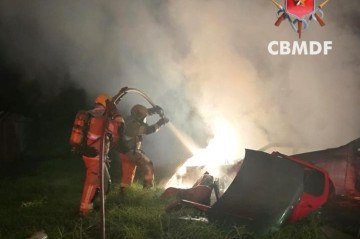 Incêndio ocorreu em um ferro-velho na Estrutural. Não houve feridos - (crédito: Divulgação/CBMDF) Incêndio ocorreu em um ferro-velho na Estrutural. Não houve feridos - (crédito: Divulgação/CBMDF)