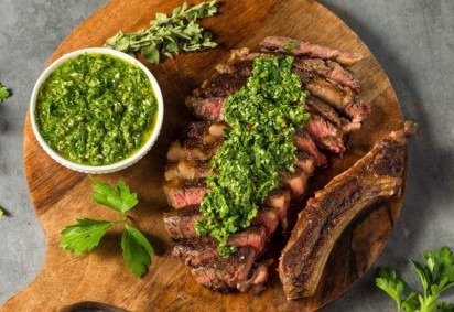 Bife suculento com molho chimichurri (Imagem: Brent Hofacker | Shutterstock)  -  (crédito: EdiCase) -Bife suculento com molho chimichurri (Imagem: Brent Hofacker | Shutterstock)  -  (crédito: EdiCase)