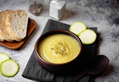 Caldo de abobrinha (Imagem: Nataliya Arzamasova | Shutterstock) -  (crédito: EdiCase) -Caldo de abobrinha (Imagem: Nataliya Arzamasova | Shutterstock) -  (crédito: EdiCase)
