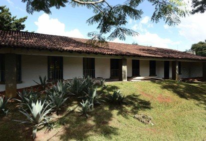  Casa Niemeyer, no Park Way, que faz parte do patrim&ocirc;nio da UnB. Casa cont&eacute;m aspectos caracter&iacute;sticos da arquitetura de Niemeyer, como telhado suspenso por colunas de concreto, paredes curvas e janelas sequenciadas -  (crédito: Minervino J&uacute;nior/CB/D.A.Press) - Casa Niemeyer, no Park Way, que faz parte do patrim&ocirc;nio da UnB. Casa cont&eacute;m aspectos caracter&iacute;sticos da arquitetura de Niemeyer, como telhado suspenso por colunas de concreto, paredes curvas e janelas sequenciadas -  (crédito: Minervino J&uacute;nior/CB/D.A.Press)