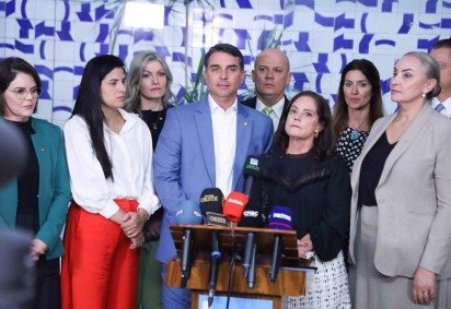 Flávio Bolsonaro anuncia Soraya Santos como candidata ao TCU -  (crédito: PL na Câmara ) -Flávio Bolsonaro anuncia Soraya Santos como candidata ao TCU -  (crédito: PL na Câmara )