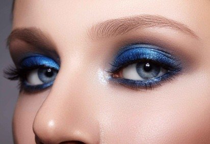 Moderna e impactante, a sombra azul é protagonista das produções do momento (Imagem: marinafrost | Shutterstock)  -  (crédito: EdiCase) -Moderna e impactante, a sombra azul é protagonista das produções do momento (Imagem: marinafrost | Shutterstock)  -  (crédito: EdiCase)