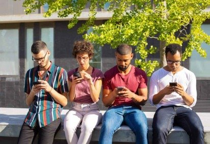 Passar muito tempo diante das telas pode favorecer o tech neck (Imagem: Mangostar | Shutterstock)
 -  (crédito: EdiCase) -Passar muito tempo diante das telas pode favorecer o tech neck (Imagem: Mangostar | Shutterstock)
 -  (crédito: EdiCase)