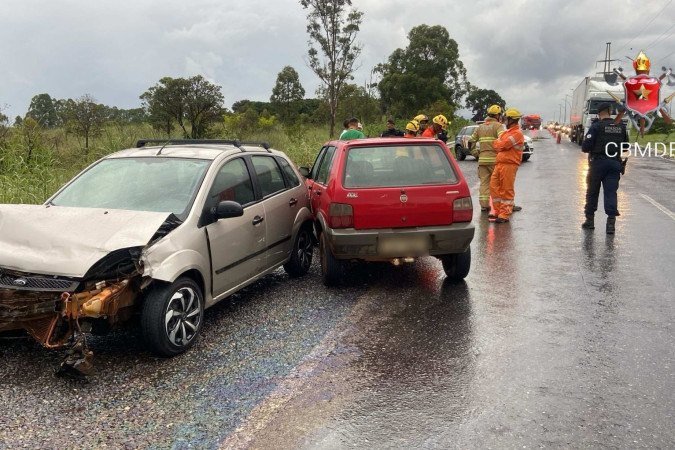 A via foi parcialmente interditada para absorção de óleo residual do acidente - (crédito: CBMDF) A via foi parcialmente interditada para absorção de óleo residual do acidente - (crédito: CBMDF)