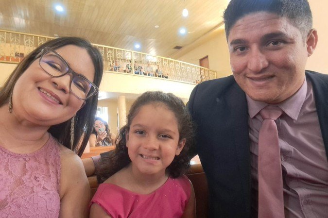 Ellen, o marido e a filha, Maria Laura, curtindo um momento em fam&iacute;lia 