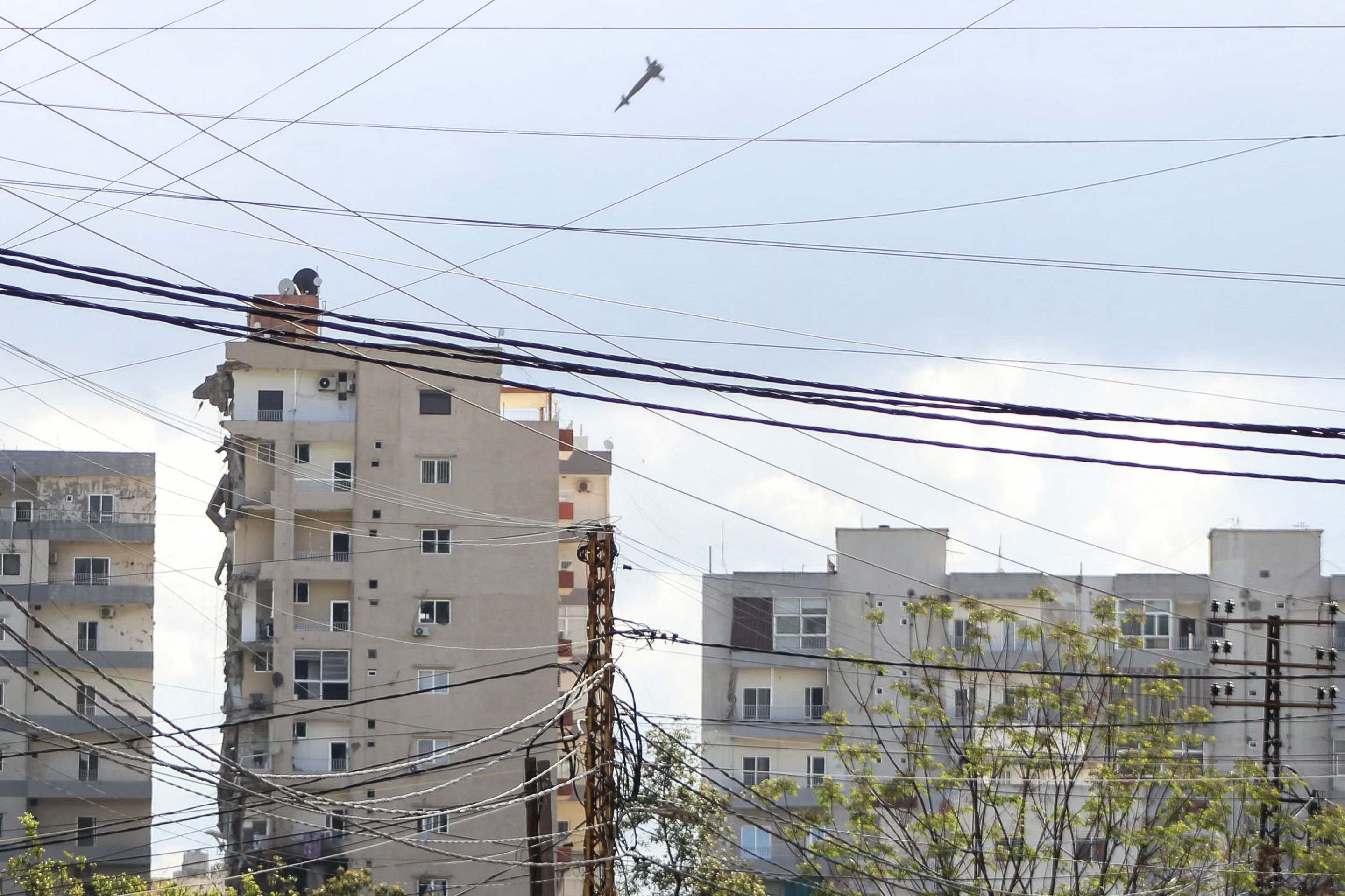 M&iacute;ssil &eacute; filmado momentos antes de atingir um pr&eacute;dio na &aacute;rea de Abbasiyeh, na periferia da cidade de Tiro, no sul do L&iacute;bano...