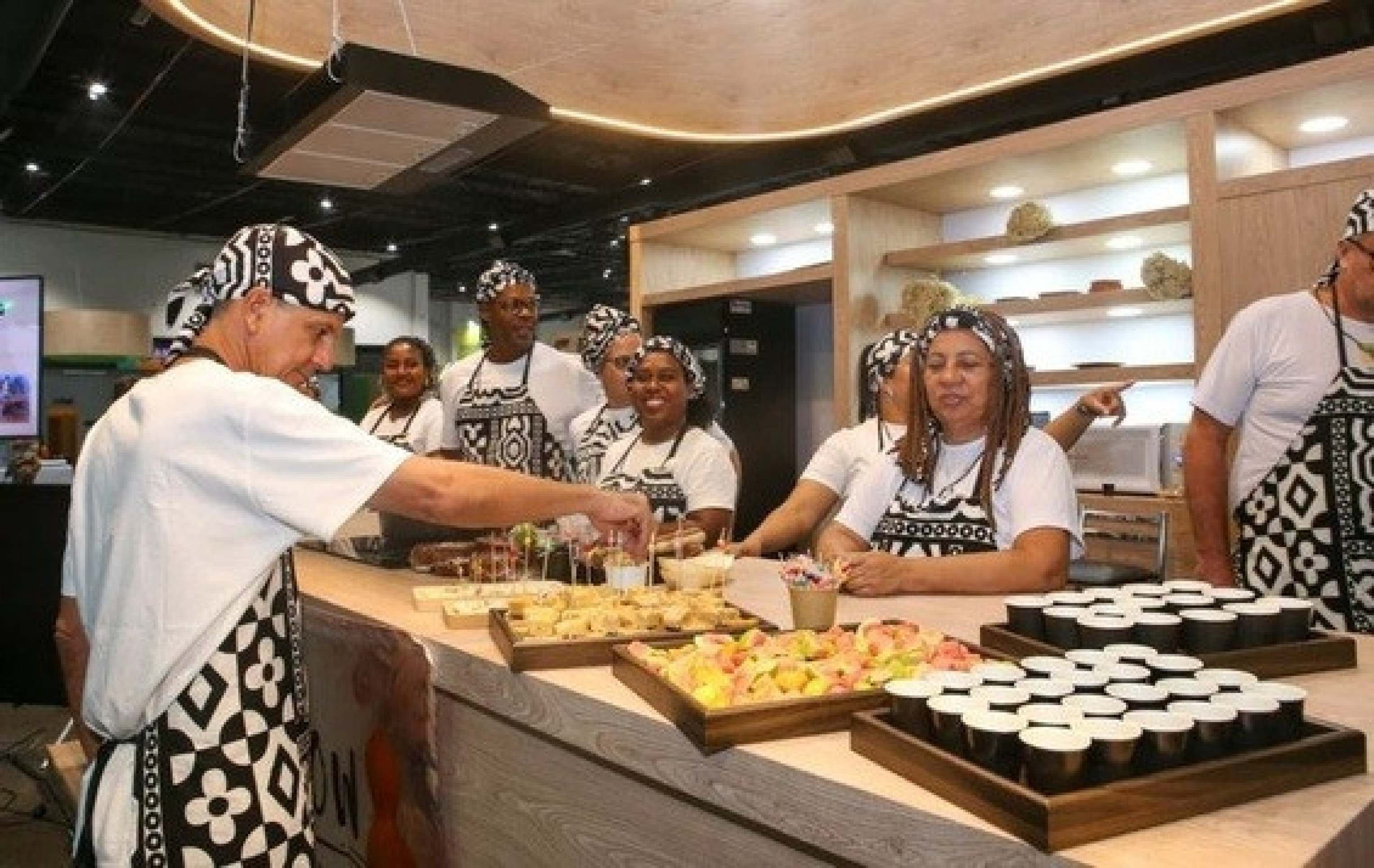  O Cozinha Show do Sebrae ser&aacute; instalado no Pavilh&atilde;o Brasil na Mesa com a participa&ccedil;&atilde;o de chefs de cozinha, em um formato que transforma o preparo em um espet&aacute;culo, focando em t&eacute;cnicas, intera&ccedil;&atilde;o e sabor, restaurantes com cozinha aberta e eventos