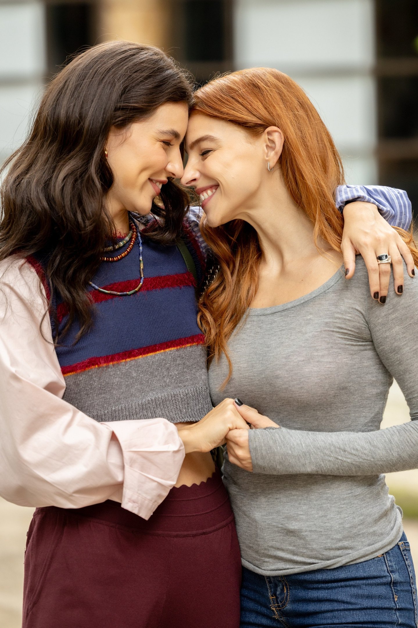 Lorena (Alanis Guilen) e Juquinha (Gabriela Medvedovsky)  