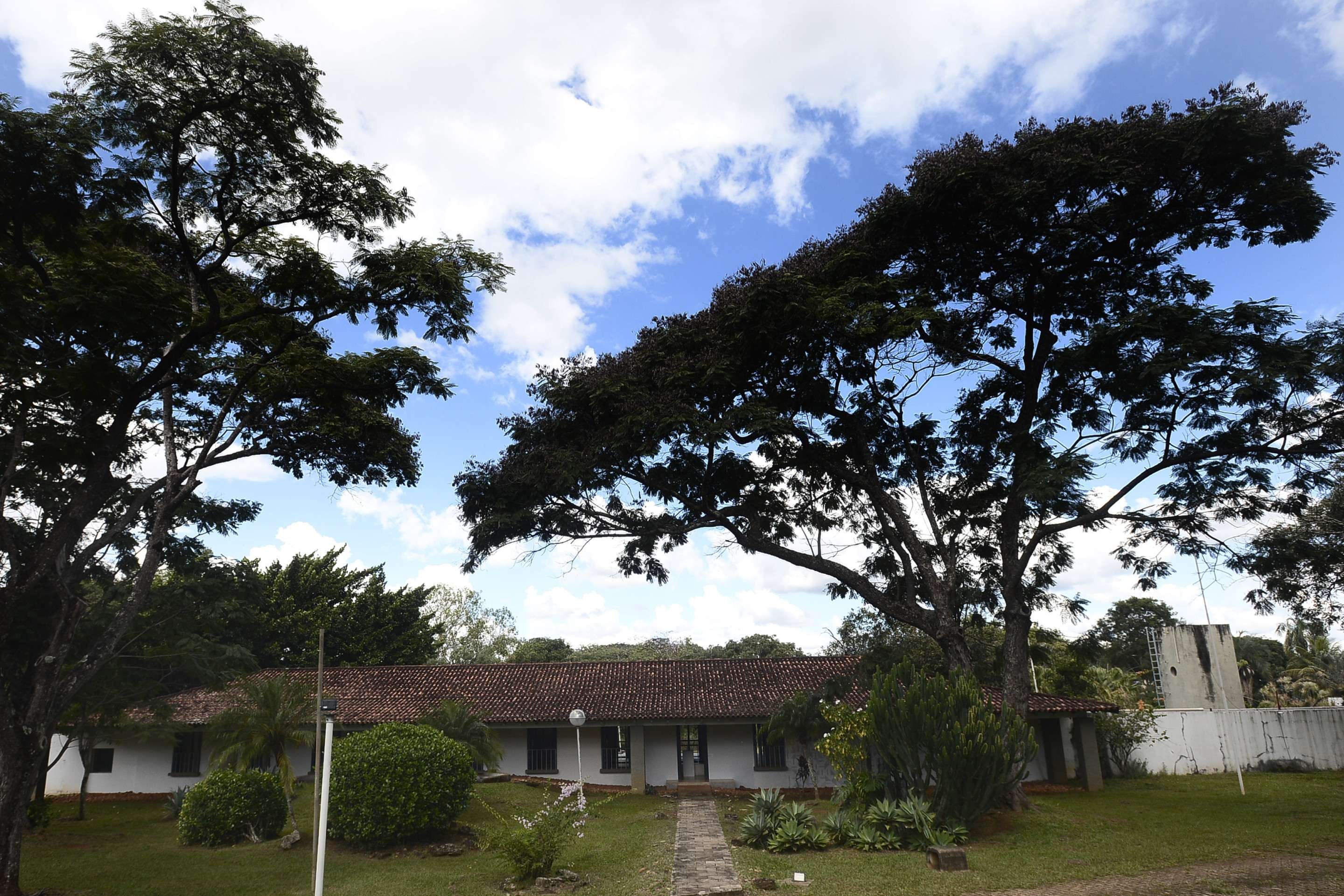  Casa Niemeyer, no Park Way, que faz parte do patrim&ocirc;nio da UnB. O verde &eacute; um dos detalhes marcantes no entorno da propriedade