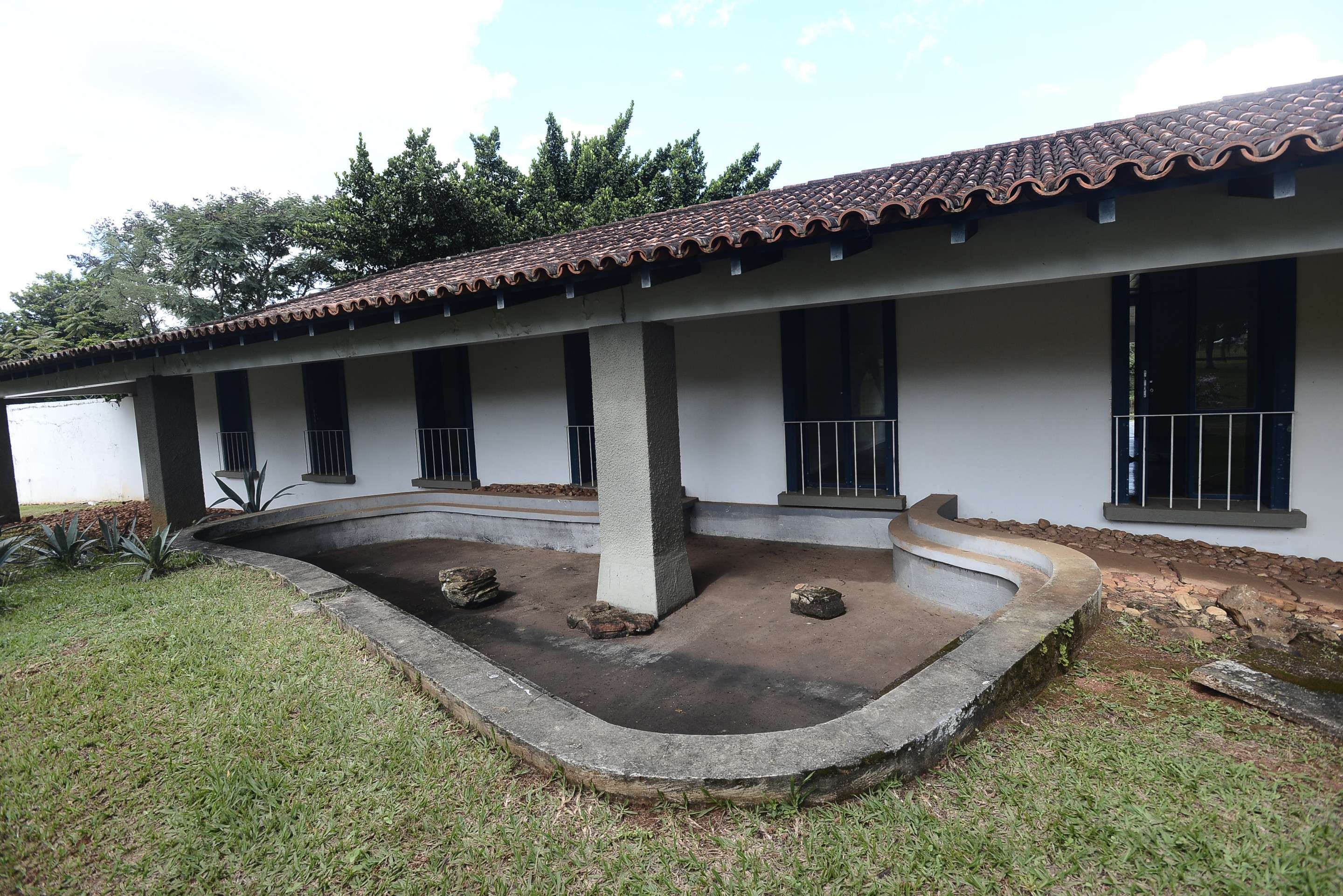 Casa Niemeyer, no Park Way, que faz parte do patrim&ocirc;nio da UnB. Instala&ccedil;&otilde;es incluem um espelho d&aacute;gua, que faz parte do desenho da casa, mas est&aacute; desativado