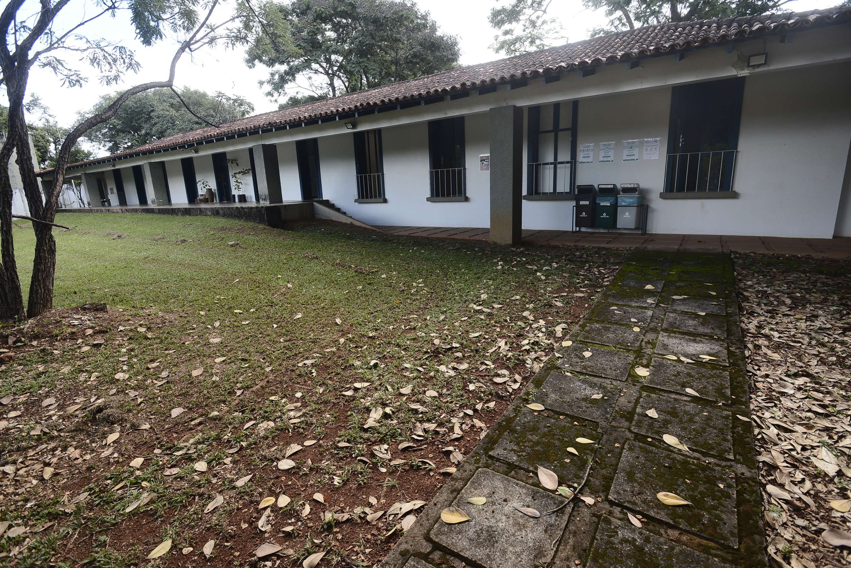  Casa Niemeyer, no Park Way, que faz parte do patrim&ocirc;nio da UnB. Casa cont&eacute;m aspectos caracter&iacute;sticos da arquitetura de Niemeyer, como telhado suspenso por colunas de concreto, paredes curvas e janelas sequenciadas