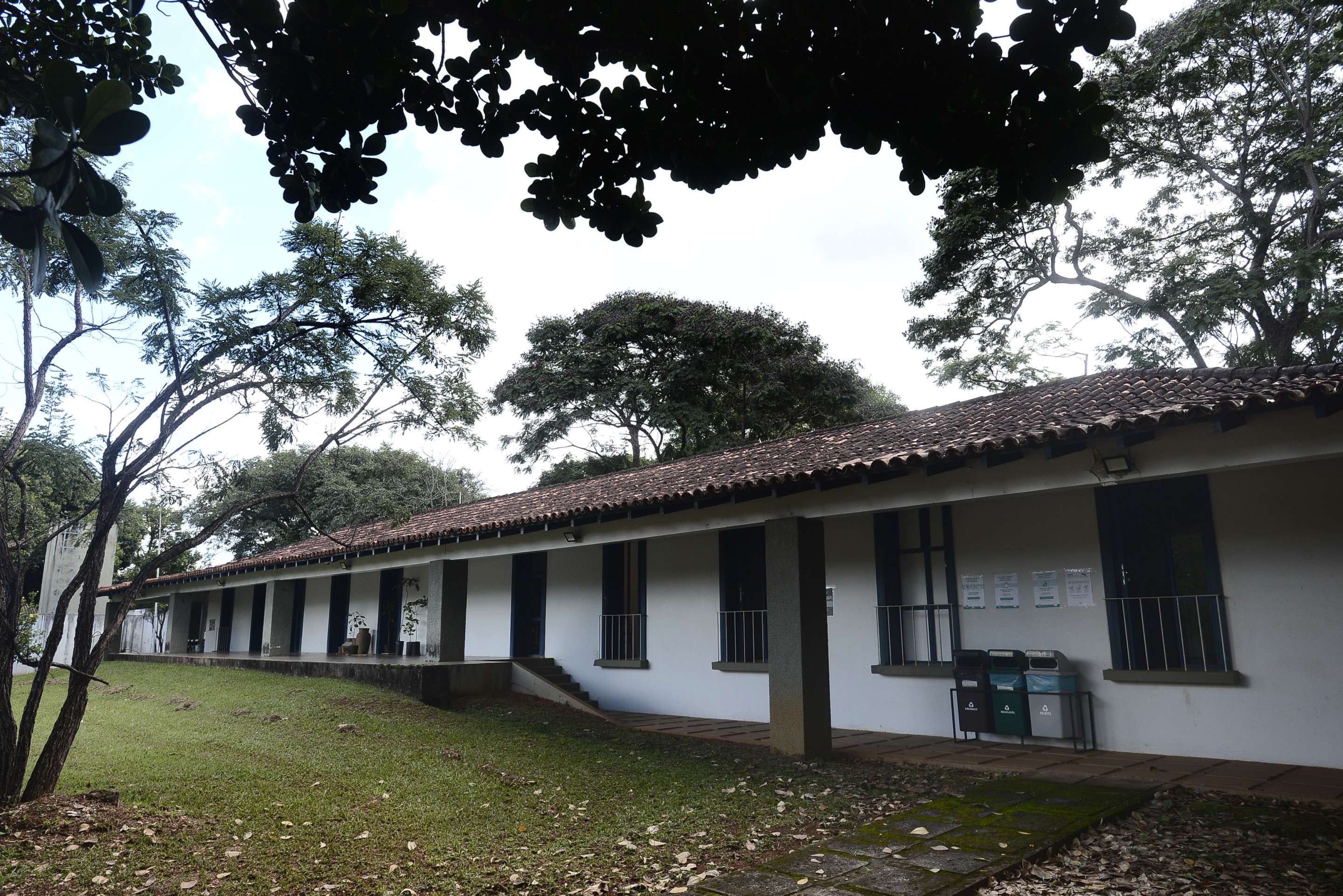  Casa Niemeyer, no Park Way, que faz parte do patrim&ocirc;nio da UnB. Casa cont&eacute;m aspectos caracter&iacute;sticos da arquitetura de Niemeyer, como telhado suspenso por colunas de concreto, paredes curvas e janelas sequenciadas