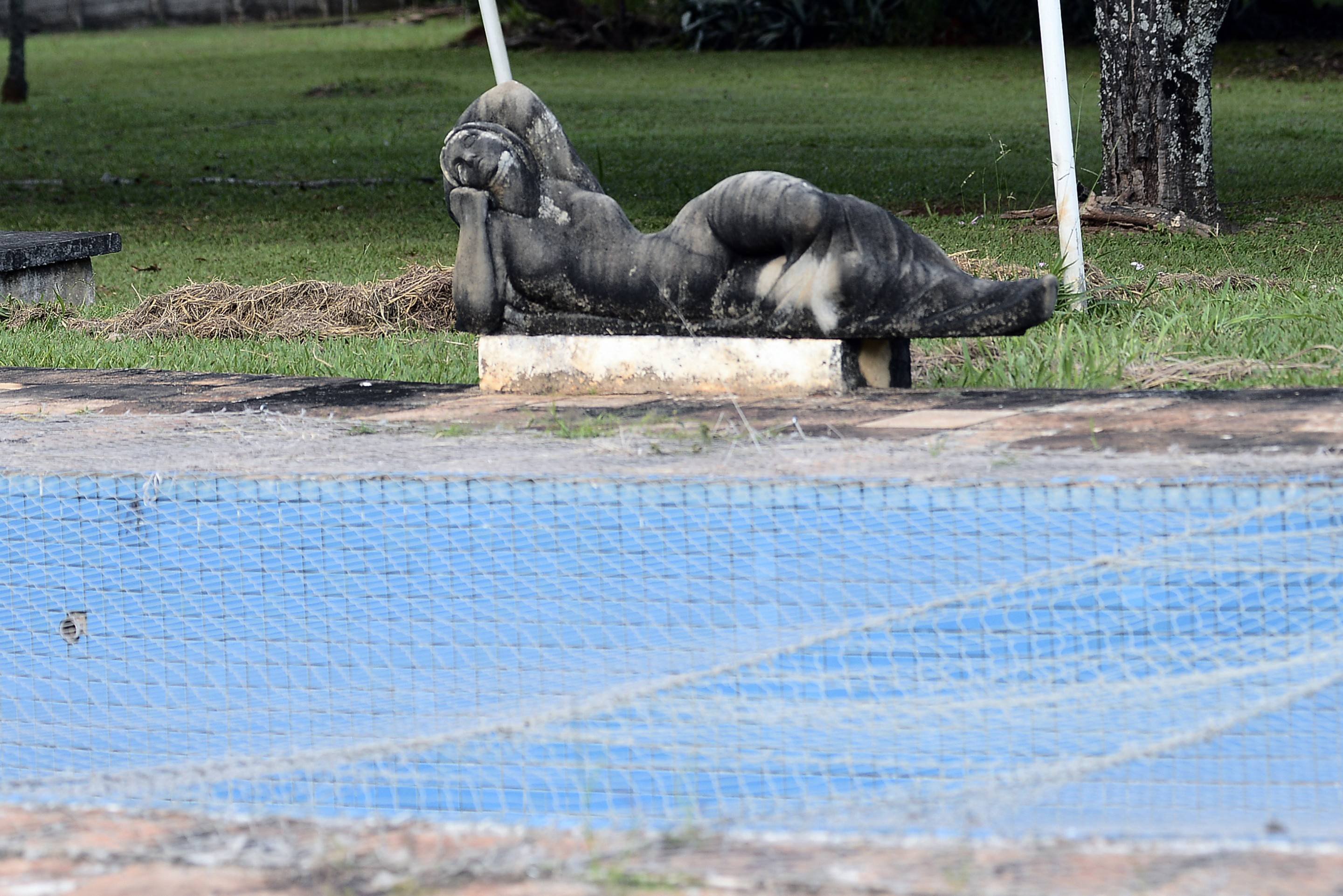  Casa Niemeyer, no Park Way, que faz parte do patrim&ocirc;nio da UnB. Ao lado da piscina, repousa uma r&eacute;plica da escultura Guanabara