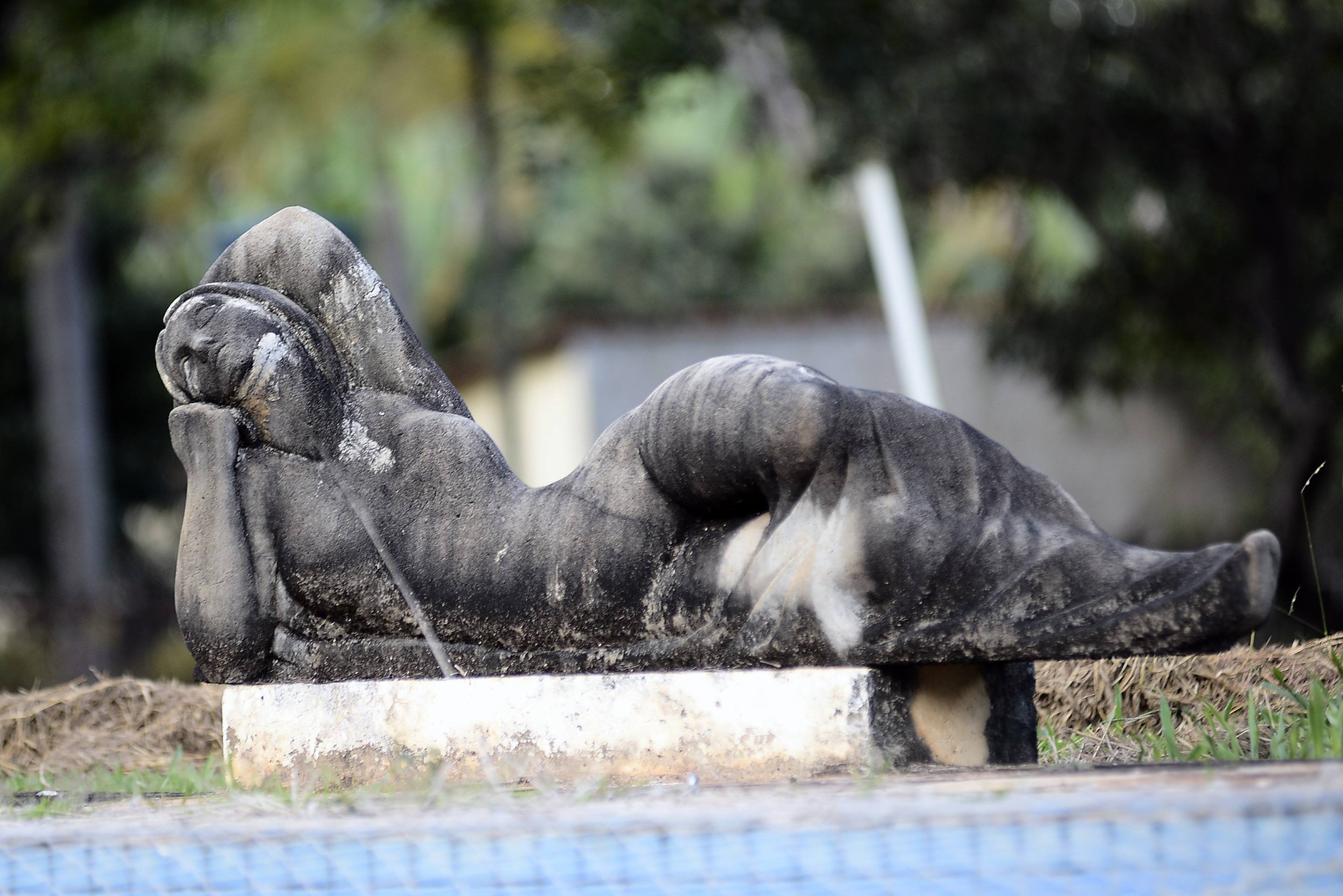 Casa Niemeyer, no Park Way, que faz parte do patrim&ocirc;nio da UnB. Escultura Guanabara, ao lado da piscina
