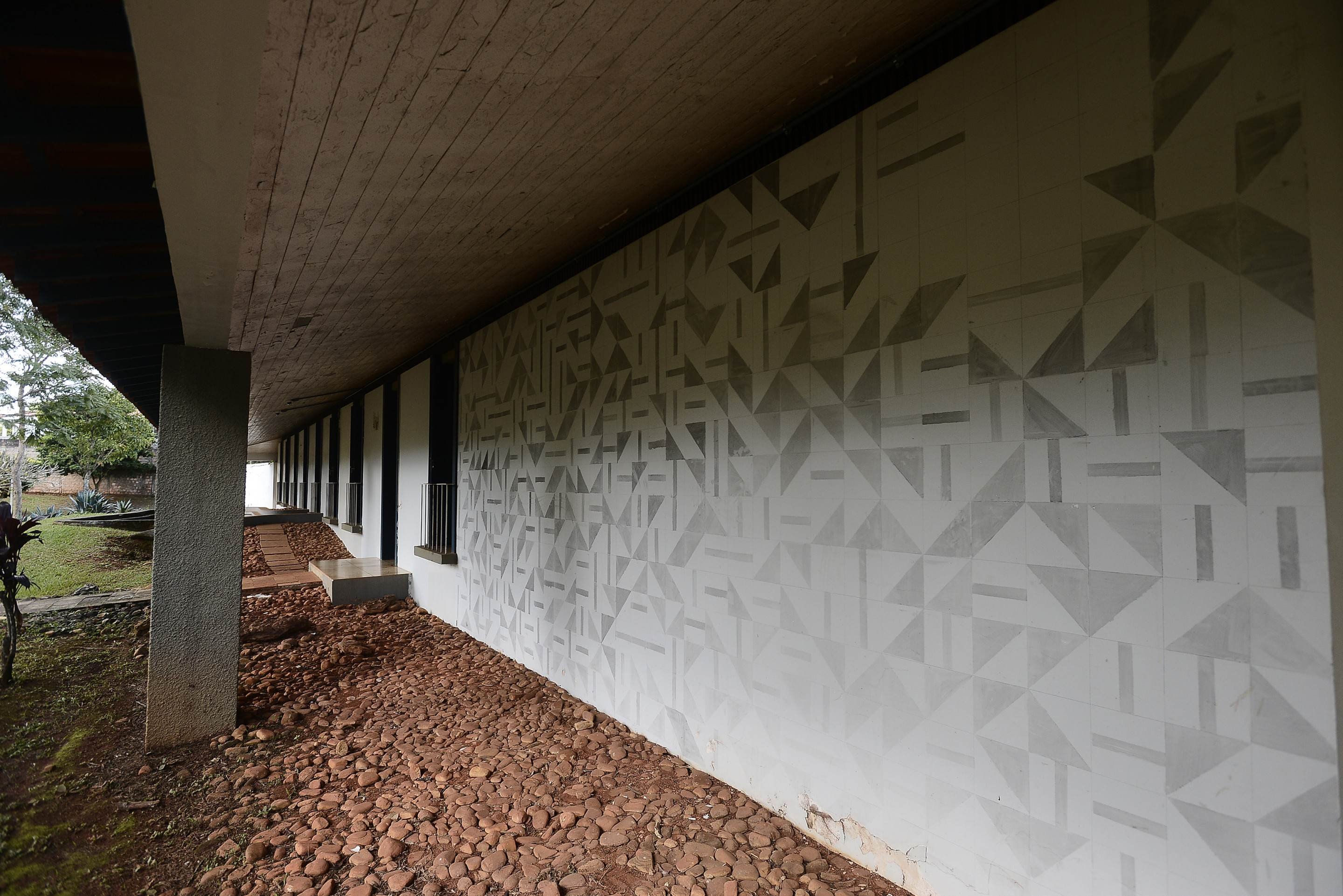 Casa Niemeyer, no Park Way, que faz parte do patrim&ocirc;nio da UnB. Azulejos remetem &agrave; obra de Athos Bulc&atilde;o, mas n&atilde;o s&atilde;o originais