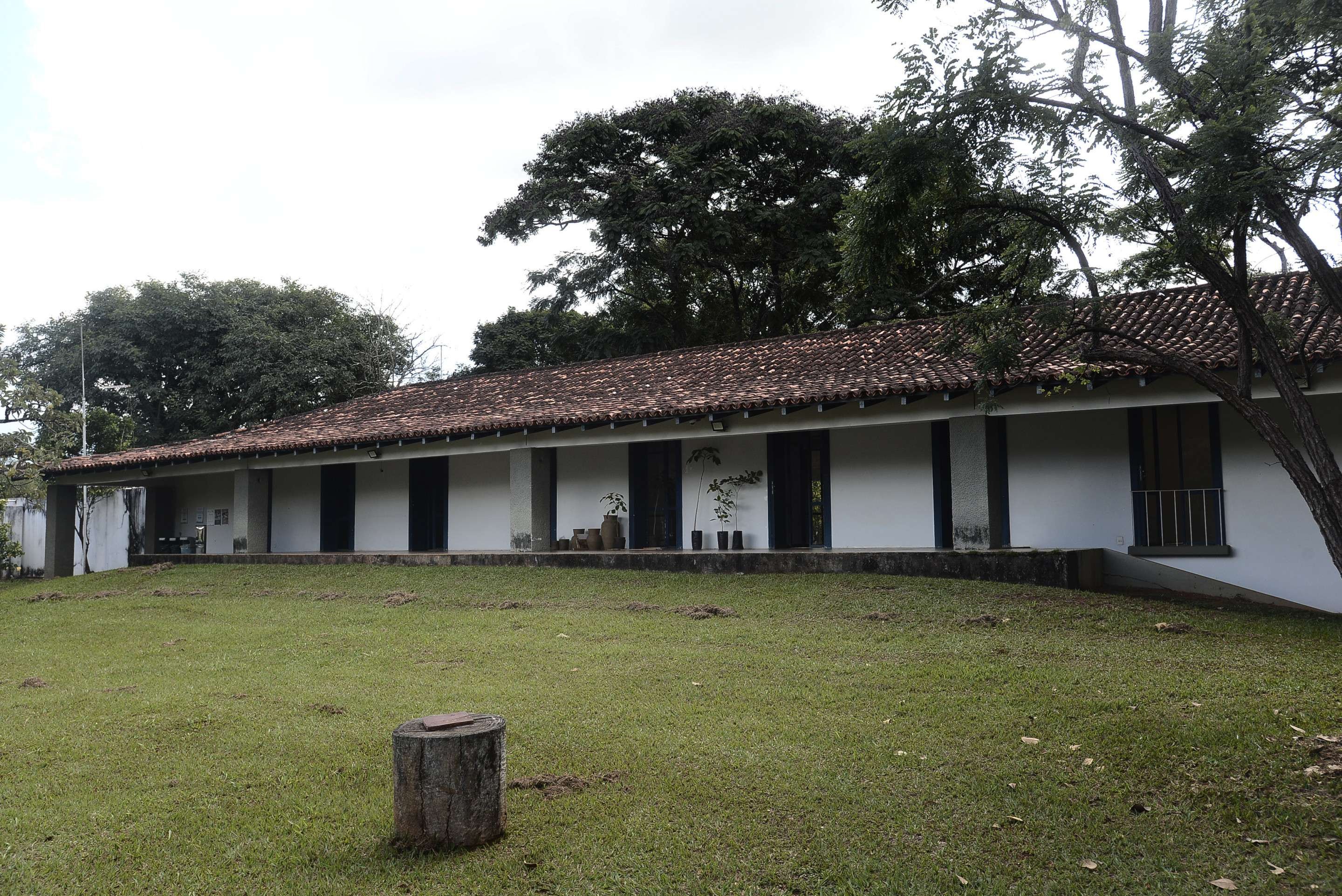  Casa Niemeyer, no Park Way, que faz parte do patrim&ocirc;nio da UnB. Casa cont&eacute;m aspectos caracter&iacute;sticos da arquitetura de Niemeyer, como telhado suspenso por colunas de concreto, paredes curvas e janelas sequenciadas