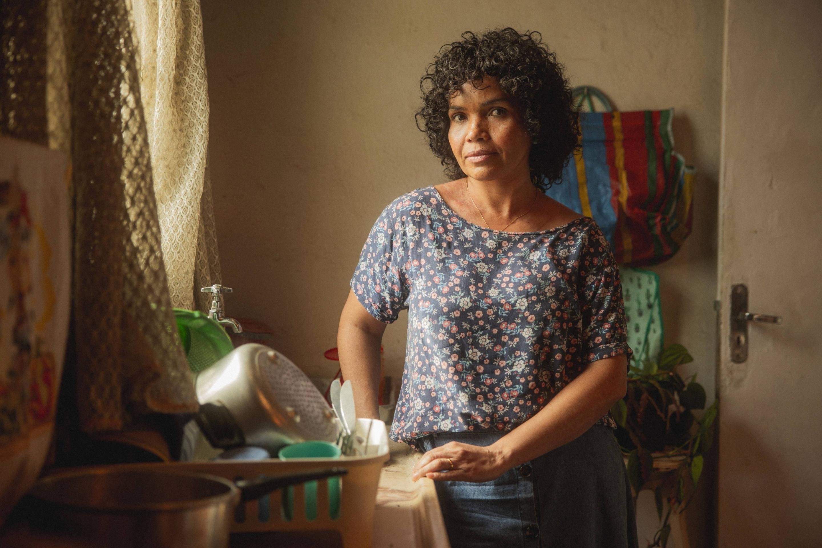 Ana Costa em cena de "Emerg&ecirc;ncia radioativa"