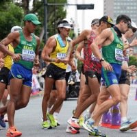 Pelotão da marcha atlética durante o Mundial de Atletismo em Tóquio -  (crédito: Fernanda Paradizo/CBAt)