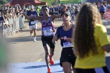  21/04/2025. CrÃ©dito: Minervino JÃºnior/CB/D.A Press. Brasil.  Brasilia - DF. Maratona BrasÃ­lia 2025. CampeÃ£o Maratona masculino. Renilson Vitorino -  (crédito:  Minervino Júnior/CB/D.A Press)