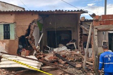 Colis&atilde;o de trator danifica duas casas em Sobradinho II -  (crédito: Luiz Fellipe Alves / CB / D.A Press)