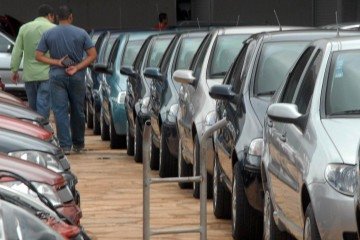 Foram 11.295 unidades vendidas no Distrito Federal, puxadas principalmente por carros e comerciais leves, que somaram juntos 8.179 emplacamentos, alta de 31,58% na comparação anual -  (crédito: Marcelo Casal/Agência Brasil)