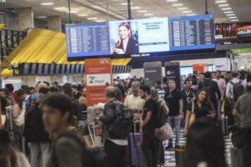  Movimentação caótica no Aeroporto de Congonhas, zona sul de São Paulo, nesta quinta-feira, 9 de abril de 2026. A falha elétrica que levou à suspensão das operações de pousos e decolagens em todo o espaço aéreo da capital paulista será   analisado pelo Departamento de Controle de Espaço Aéreo (DCEA), informou a Força Aérea Brasileira (FAB).    -  (crédito: RENATO S. CERQUEIRA/ESTADÃO CONTEÚDO)
