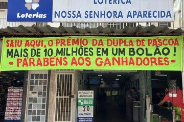 Faixa na entrada da lotérica Nossa Senhora Aparecida, no Guará II, onde foi feito o bilhete vencedor da Dupla Sena de Páscoa -  (crédito: Divulgação)