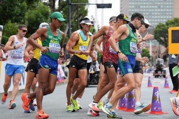 Pelotão da marcha atlética durante o Mundial de Atletismo em Tóquio -  (crédito: Fernanda Paradizo/CBAt)