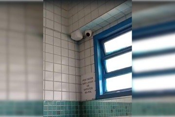 Câmeras estavam instaladas em três banheiros. Segundo a Secretaria, os dispositivos já foram retirados -  (crédito: São Sebastião Notícias)