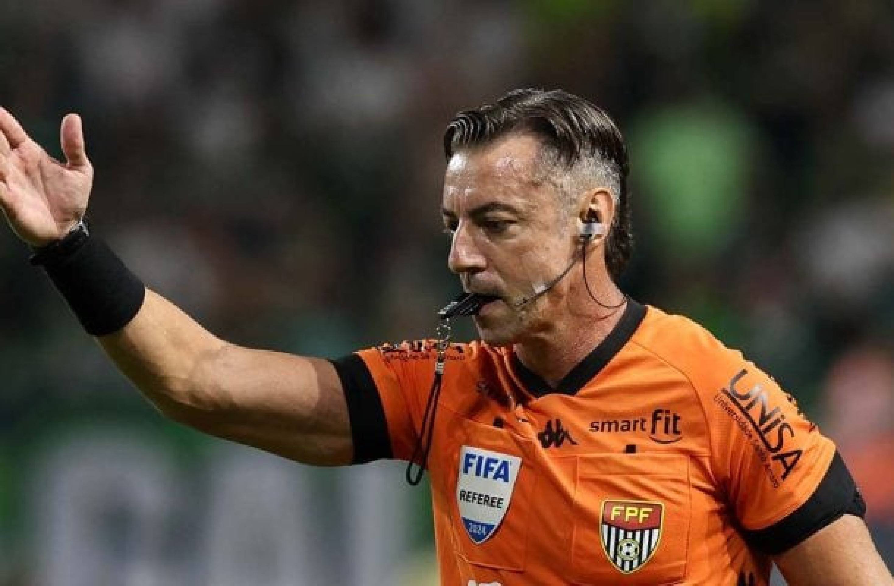 Raphael Claus foi escolhido pela Fifa para trabalhar na Copa do Mundo de 2026 - (crédito: Cesar Greco/Palmeiras) Raphael Claus foi escolhido pela Fifa para trabalhar na Copa do Mundo de 2026 - (crédito: Cesar Greco/Palmeiras)