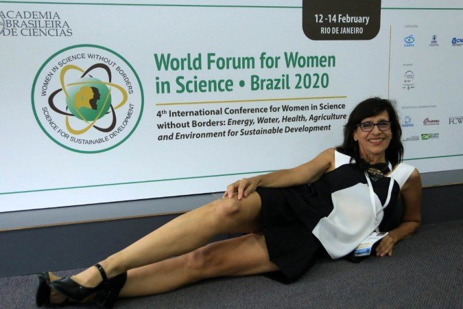 Durante fórum, com a marca registrada: minissaia