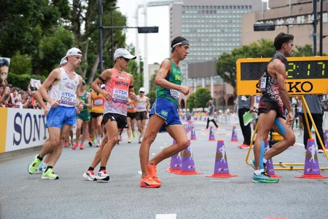 Caio Bonfim durante competição internacional de marcha atlética
