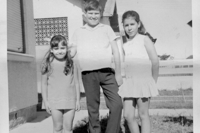 Marcia Barbosa, atual reitora da UFRGS, na infância, com os dois irmãos