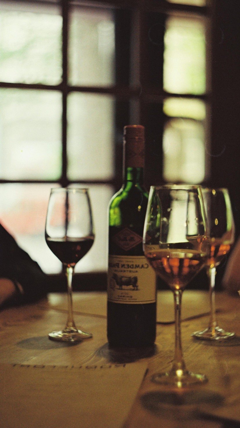 Uma taça de vinho à noite costuma carregar não apenas prazer, mas também a ideia de um gesto de cuidado com a saúde. Essa percepção foi reforçada ao longo dos anos por estudos e pela popularização da dieta mediterrânea
- (crédito: Reprodução) Uma taça de vinho à noite costuma carregar não apenas prazer, mas também a ideia de um gesto de cuidado com a saúde. Essa percepção foi reforçada ao longo dos anos por estudos e pela popularização da dieta mediterrânea
- (crédito: Reprodução)