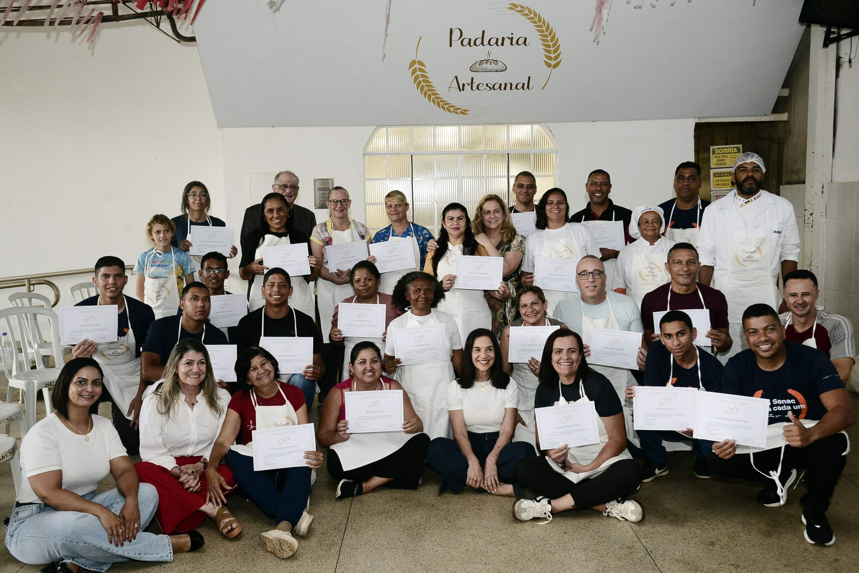 Os 24 formandos da nova turma do programa exibem os certificados na Par&oacute;quia Sagrado Cora&ccedil;&atilde;o de Jesus e Nossa Senhora das Merc&ecirc;s