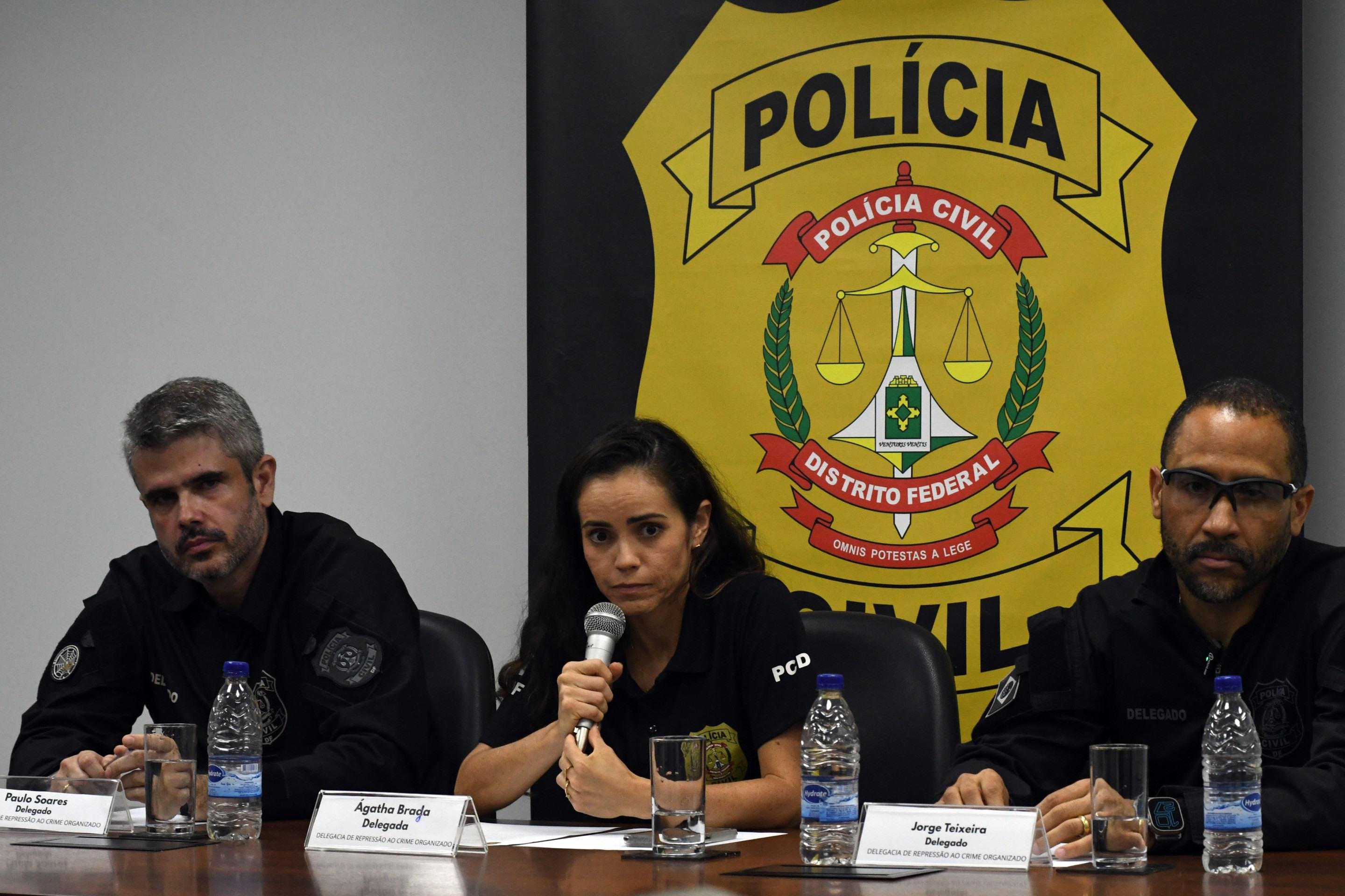 Da esquerda para a direita, delegados Paulo Soares, &Aacute;gatha Braga e Jorge Teixeira, da Decor
