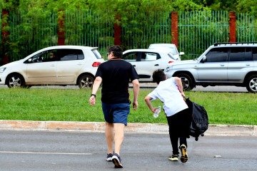 Pais e alunos pedem faixa de pedestre na porta de colégios - (crédito: Marcelo Ferreira/CB/D.A Press) Pais e alunos pedem faixa de pedestre na porta de colégios - (crédito: Marcelo Ferreira/CB/D.A Press)