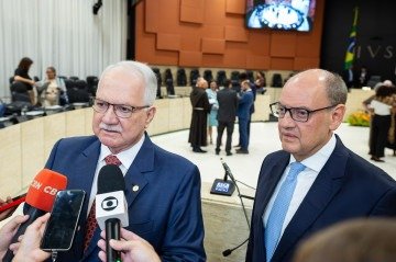 Fachin (com o desembargador Ricardo Couto de Castro, presidente do TJ-RJ e governador interino do Rio de Janeiro). Diplomacia para debelar mal-estar - (crédito: Brunno Dantas/TJ-RJ) Fachin (com o desembargador Ricardo Couto de Castro, presidente do TJ-RJ e governador interino do Rio de Janeiro). Diplomacia para debelar mal-estar - (crédito: Brunno Dantas/TJ-RJ)