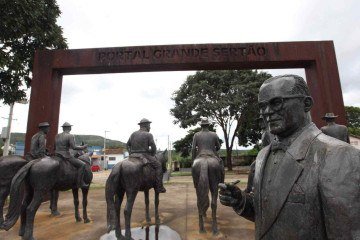Monumento em Cordisburgo faz referência à obra-prima do filho mais ilustre, João Guimarães Rosa, retratado diante de vaqueiros, e estabelece um portal para o riquíssimo universo rosiano
- (crédito: Edesio Ferreira/EM/D.A Press) Monumento em Cordisburgo faz referência à obra-prima do filho mais ilustre, João Guimarães Rosa, retratado diante de vaqueiros, e estabelece um portal para o riquíssimo universo rosiano
- (crédito: Edesio Ferreira/EM/D.A Press)